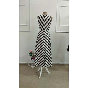 Vestido midi de mujer con tirantes y escote cruzado, sin cinturón, a rayas, de tela scuba, 37239 - Negro - Product Image 6