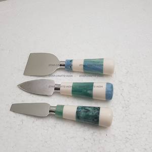 2024 Gadgets de cuisine professionnels couteau à fromage en résine et bois personnalisé ensemble de couteaux en argent acier inoxydable - Product Image 5