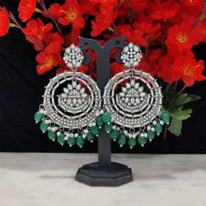 ต่างหูแชนด์บาลิสทรงกลมทำจากโลหะสีดำน้ำหนักเบาและดูเก๋ไก๋สวมใส่สบายในเวลากลางวันพร้อมชุดลำลอง - Product Image 2