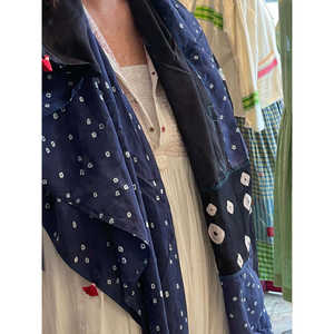 Écharpe en satin FOLKLORE K24, motif imprimé à la main en soie Bandhani - Product Image 3