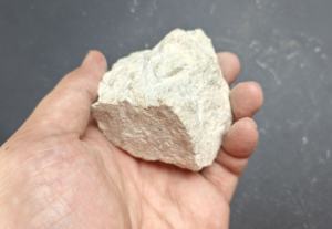 La pyrophyllite améliore la rigidité des bandes transporteuses industrielles, réduisant efficacement les pertes d'énergie dues à une flexion inutile. - Product Image 5