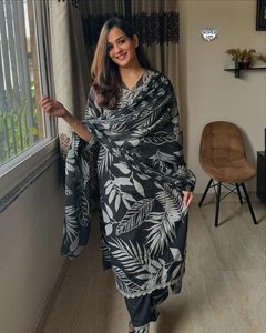 Trajes informales para mujer, ropa de diseñador, Algodón puro, elegante trabajo a mano y estampados y bordado a mano, Top y pantalón de trabajo con Dupatta - Product Image 1