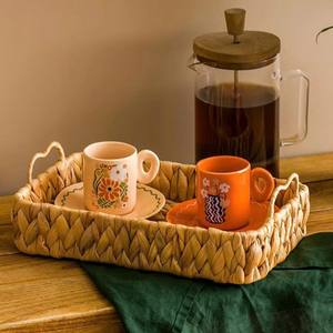 Plateau décoratif en jacinthe d'eau tissée écologique avec poignée en forme de coeur Organisateur et plateau de service durables tissés à la main - Product Image 1