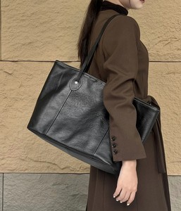 OEM haute qualité femmes mode 2025 cuir de vachette véritable Simple grande capacité sac fourre-tout à bandoulière en gros logo de couleur personnalisé - Product Image 4