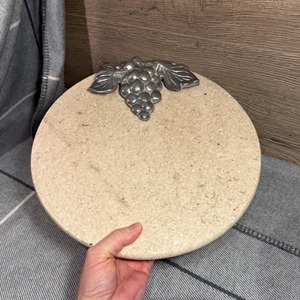 Planche à découper ronde élégante en marbre crème, motif raisins, idéale pour servir en cuisine et pour les occasions spéciales, en provenance d'Inde - Product Image 1