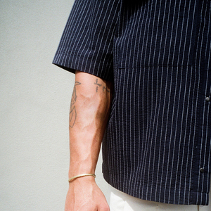 <span class=keywords><strong>Camicia</strong></span> Oversize a Righe con Vestibilità Ampia e <span class=keywords><strong>Maniche</strong></span> <span class=keywords><strong>Corte</strong></span>, Stile Casual Streetwear con Bottoni e Tasche per Uomo, Personalizzabile OEM/ODM - Product Image 2