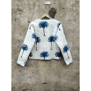 Veste matelassée réversible Jungle Veste courte réversible Kimono matelassé fait à la main Vêtements d'hiver Cadeau pour les femmes - Product Image 4