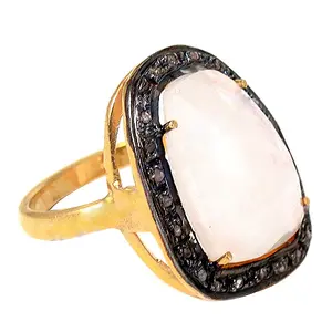 Bague pour femme plaquée or rose romantique, style incrusté tendance avec pierre précieuse blanche et accents de pierre noire, éternité romantique - Product Image 3