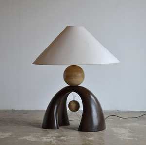 Lampe en métal thermolaqué avec une base lisse, idéale pour un éclairage subtil et des espaces modernes. - Product Image 1