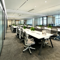 Postes de travail de bureau modernes modulaires pour 2 à 4 personnes, configuration face à face, aménagement ouvert, postes de travail informatiques et bureaux, mobilier de bureau