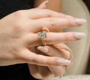 Anillo de Compromiso de Oro Amarillo de 14K con Diamante Cultivado en Laboratorio de Corte Radiante de 3.50 Ct, Anillo de Boda Nupcial con Banda Ancha y Gruesa de Corte Radiante CVD de 14K - Product Image 3