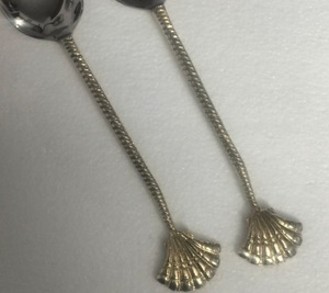 ชุดอุปกรณ์เสิร์ฟสลัดวินเทจ 2 ชิ้น หัวสแตนเลสทนทาน ด้ามจับทองเหลืองหล่อขึ้นรูป ลวดลายปั๊มนูน ขัดเงาแบบกระจก - Product Image 4