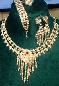 Conjunto de joyería de estilo Dubái Vintage chapado en oro de 24 quilates Alemania Bulgaria Material de cobre pendientes brazaletes peines conjunto de joyería de moda - Product Image 6