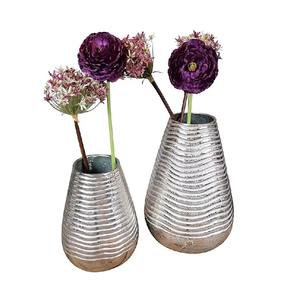 แจกันโลหะตกแต่งสีทองพร้อมดีไซน์ลายเส้นสลักเหมาะสำหรับการตกแต่งภายในสไตล์ร่วมสมัยและของวางกลางโต๊ะ - Product Image 2