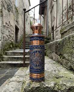 Bouteille d'eau en cuivre, finition élégante, légère, durable, écologique, logo personnalisé, tendance, vente en gros, faible MOQ, approvisionnement pour - Product Image 1