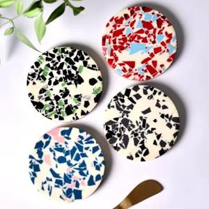 ที่รองแก้วเรซินฝังหินขัดทำด้วยมือทรงกลมพร้อมชิปหลากสีสำหรับห้องครัวบาร์ทานอาหารและของขวัญขึ้นบ้านใหม่ - Product Image 1