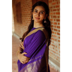 Elégant Saree en soie Lichi doux et complexe Golden Zari Design Bollywood pour les événements traditionnels d'hiver Cadeaux Fashionharbour - Product Image 3