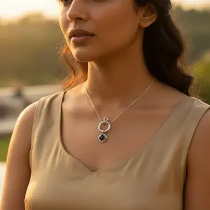 Pendentif moderne en argent 925 pour femme, bijoux de mode en pierre carrée - Product Image 1