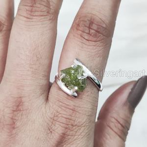 Joyería de piedra en bruto, anillo para mujer, peridoto piedra preciosa de Natural en bruto, piedra natal de agosto, anillo de Punta cruzada, anillo de boda de Plata de Ley 925 - Product Image 4