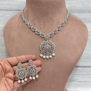 Collier de meilleure qualité de créateur avec pierres CZ polonaises blanches Ensemble de boucles d'oreilles Collection de vêtements de fête de mariage Bijoux pour femmes - Product Image 1