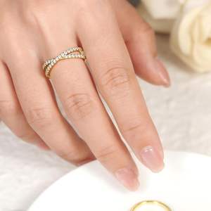 Moissanite Wedding Band, Criss Cross Ring Alianzas de boda para mujeres Sterling Silver Eternity Band Anillos para mujeres apilables - Product Image 1