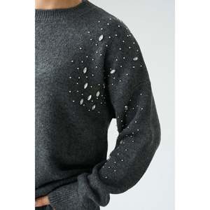 เสื้อสเวตเตอร์สีแอนทราไซต์ประดับหินที่ไหล่ - Product Image 3