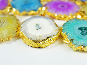 Colgante de oro galvanizado de cuarzo solar multicolor raro, colgante de rebanada de estalactita de diamante, lote de características encantadoras de piedras preciosas - Product Image 3