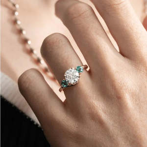 Bague de fiançailles Elentique certifiée IGI, or vintage, trois pierres, diamant de laboratoire fantaisie vif, coupe excellente, clarté VS1, 2,20 CT - Product Image 2