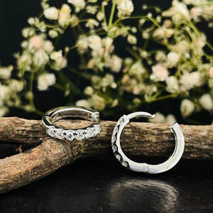 Pendientes de Aro Huggie Cristianos de Oro Sólido de 14K con Diamantes Naturales, Joyería Fina, Regalo de Lujo - Product Image 4