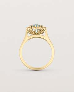 Anillo de compromiso de moissanita con diamante central azul, chapado en oro, diseño de flor con halo de piedras preciosas - Product Image 3