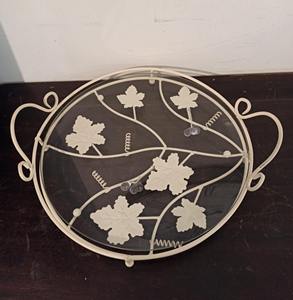 Base para Pastel Decorativa de Metal Blanco con Diseño de Hojas y Tapa de Cristal, Exhibición Elegante, Perfecta para Pasteles, Cupcakes, Repostería y Eventos - Product Image 1