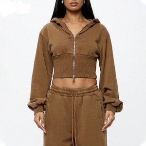 Ensemble de survêtement pour femmes avec logo personnalisé, ensemble de sweat-shirt et de pantalon de survêtement à capuche court, ensemble de pantalon et de sweat-shirt à capuche court, ensemble deux pièces pour femmes - Product Image 3