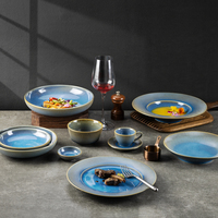 Assiettes rondes en porcelaine émaillée bleue haute température YAYU pour restaurants, traiteurs et Horeca – Fournisseur en gros
