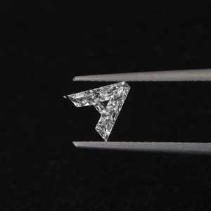 Alphabet de diamant cultivé en laboratoire VVS certifié IGI de style antique, un diamant en vrac taillé de fantaisie pour la fabrication de pendentifs au prix de gros - Product Image 1