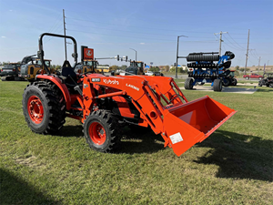 Chargeur de tracteur Kubota avec godet frontal, moteur diesel rouge, type à roues - Product Image 2