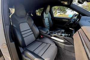 Cayenne Turbo Coupé AWD 2024, Bajo Kilometraje, Transmisión Automática, Volante a la Izquierda, Color Oscuro, Asientos de Cuero, Techo de Aleación de Aluminio - Product Image 5