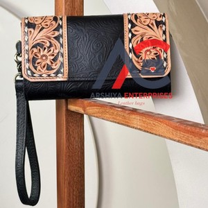 Cartera de mano de cuero con estampado en relieve para mujer - Product Image 1