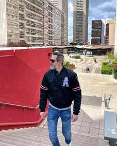 Veste en satin à manches longues pour homme avec logo brodé en chenille personnalisé pour équipe de basket-ball, directement de l'usine - Product Image 4