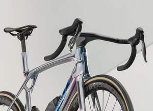 Bicicleta Trek Madone SLR9 Gen 8 AXS Nueva Original de Fábrica con Soporte Integrado para Luz, Desplazamiento de 0mm, Longitud Corta, en Stock, 3 Años de Garantía - Product Image 2