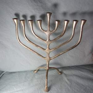 Ménorah sculpturale dorée brillante avec un design incurvé moderne pour une décoration haut de gamme et un arrangement de bougies de fête - Product Image 6