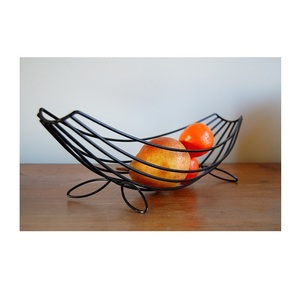 Corbeille à fruits contemporaine en métal avec finition noire polie pour décor de cuisine tout en offrant une utilité quotidienne - Product Image 6