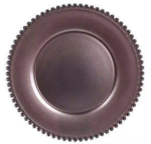 Ensemble d'assiettes de chargeur gaufrées marron design avec finition antique pour une table à manger élégante et une table de fête - Product Image 2