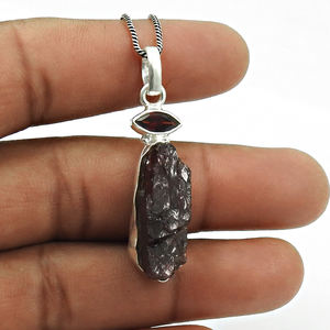 Colgante de amuleto delicado de lujo con piedras preciosas en bruto de granate natural, colgantes y amuletos de joyería fina artesanal de Plata de Ley 925 OEM ODM - Product Image 3