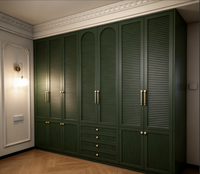 Armoire de chambre à coucher BALOM personnalisée vert foncé avec portes à persiennes, tiroirs intégrés, rangement spacieux pour vêtements, meubles