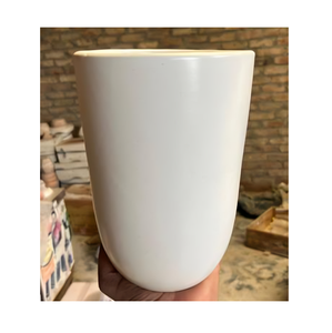 La maceta de cerámica neutra con curvas sutiles y un esmalte suave ofrece un acento atemporal para decorar casas con verduras de hoja verde - Product Image 6