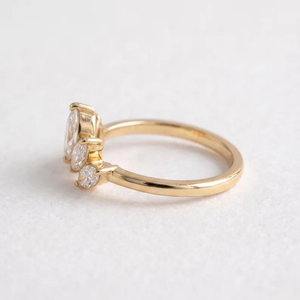Bague de fiançailles en diamant synthétique taille marquise couleur F clarté VVS2 de 2,00 carats certifiée IGI, en or 10 carats, avec cinq pierres de diamant - Product Image 3