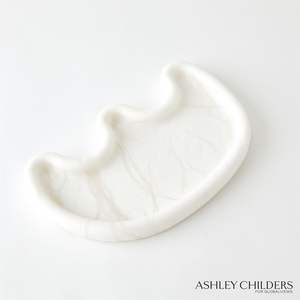 Volakas ถาดกลมเรซินสีขาวพร้อมดีไซน์คลื่นถาดเสิร์ฟแบบพรีเมี่ยมสำหรับห้องครัวและห้องน้ำที่หรูหรา - Product Image 3