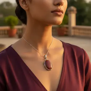 Colgante de Oro Hecho a Mano con Piedra Roja Ovalada para Regalo de Joyería Religiosa para Mujer - Product Image 1