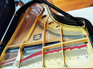 Piano de cola Yamaha G3E negro de 88 teclas, híbrido, con sonido de grabación, teclas contrapesadas de martillo, profesional para estudio y escenario, de segunda mano. - Product Image 3