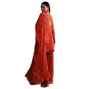 Costume Orange Chinon Sharara avec coupe Dana et paillettes pour les fêtes de mariage en gros événements Sangeet et vêtements ethniques de fête personnalisés - Product Image 3